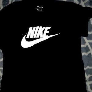I’m selling a Nike Tee
